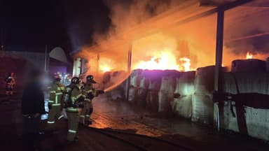 충남 천안 비료공장 화재...천2백만 원 피해