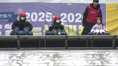바람 가르며 동심으로!...도심 속 눈썰매장 '인기'