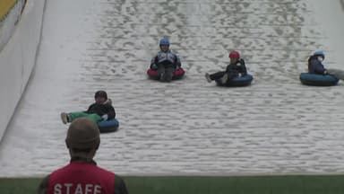 '씽씽' 썰매 타며 겨울 낭만 만끽...눈썰매장 '북적'
