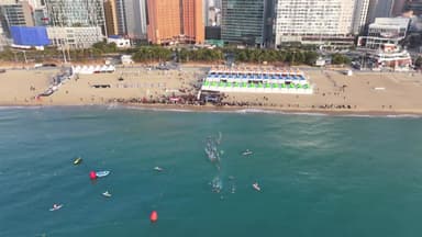 파도와 추위를 가르는 북극곰 수영대회