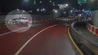 경북 경산 중앙분리대 넘은 SUV, 마주 오던 승용차 충돌