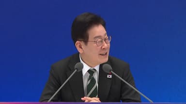 이 대통령 "강훈식과 사랑? 난 아내를 더 사랑...참모들 출마는 예측 불능"