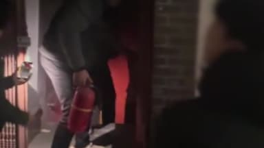 불길에 고립된 70대...소화기 들고 뛰어든 이웃이 구조