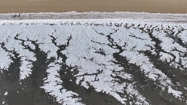 [날씨] "남극에 온 것 같아요"...물결 그대로 얼어붙은 파도