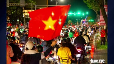 한국 잡은 베트남, 축제 분위기...금성홍기 오토바이 행렬