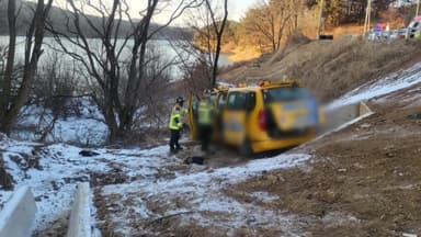 학원 버스 길옆으로 빠져 8명 다쳐