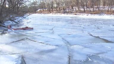 [날씨] 엿새째 이어지는 한파...꽁꽁 얼어붙은 한강