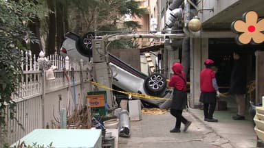 주차장 벽 뚫고 3층서 추락한 SUV...'만취 운전'