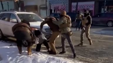 "총 빼앗은 뒤 총격"...지지층까지 반발에 한발 물러선 트럼프