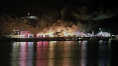 항구 삼킨 불에 어업용 그물 '홀라당'..."생계 어쩌나"