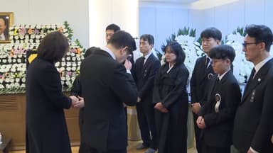 이 대통령 조문하다 끝내 '울음'...훈장도 추서