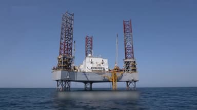 중국 서해 구조물 하나 항구로 철수...나머지 둘은?