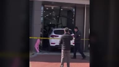 경북 김천서 승용차 도서관 돌진...2명 부상