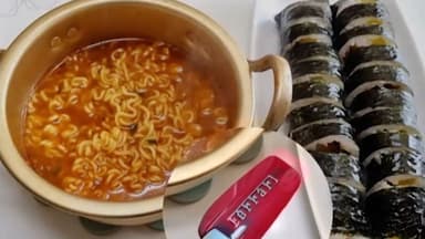 "난 가난해" 라면 옆에 '슥'…인증샷에 "꼴보기 싫다"