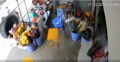 베트남서 대형트럭 주행 중 바퀴 빠져 상점 덮쳐…40대 여성 중상