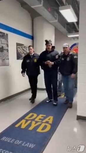 뉴욕 마약단속국 수감된 마두로…"좋은 밤, 해피 뉴이어" 넉살 인사 [영상]