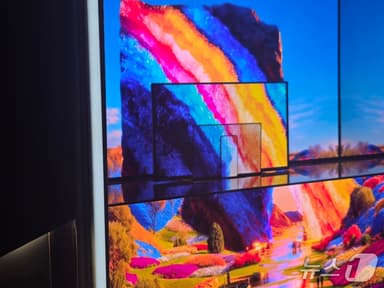 'AI OLED 봇'부터 펜던트까지 OLED의 미래…삼성D CES 전시장 가보니