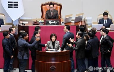 61년 만 '필리버스터 중단 조치' 후폭풍…해외는 성경책 낭독도