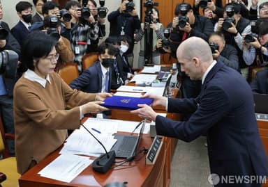 [쿠팡 정보 유출] 김범석 불출석 논란 확산…고발·국정조사·입국금지법 꺼낸 국회