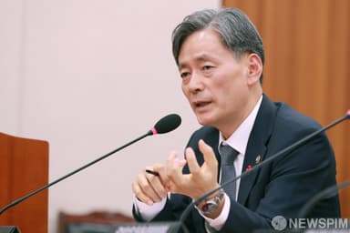 조지호, 尹 앞에서 '월담 의원 체포' 증언 반복…尹 재판 중 웃음