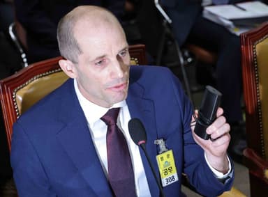 [쿠팡 정보 유출] 김범석 책임 추궁 또 피해간 로저스…"통역기 쓰라"는 요구엔 항의