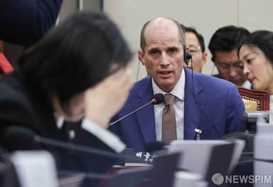 [쿠팡 정보 유출] "왜 이런 대우 받아야 하나" 로저스 대표 반발…쿠팡 청문회 고성 충돌