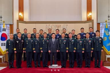 李대통령, 중장 진급자 20명에 "신뢰받는 軍 최선 다해 달라"