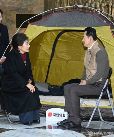 장동혁, '10년 만에' 국회 찾은 박근혜 요청에 단식 중단키로...8일 만에 후송