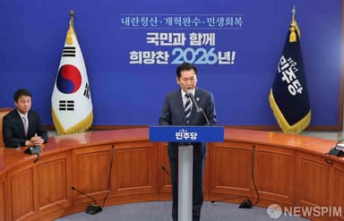 [종합] 정청래 '합당 제안'에 확답 피한 조국...민주 내 반대 목소리도