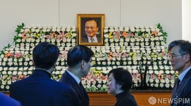 李대통령 부부, 이해찬 前 총리 빈소 조문…국민훈장 '무궁화장' 수여