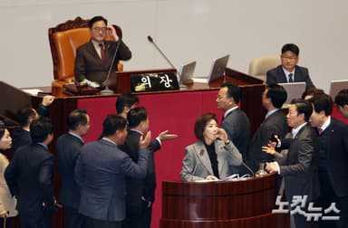 발언권 박탈에 무선마이크 찬 나경원…필리버스터 정회[영상]