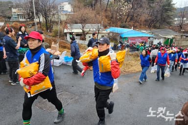 연탄 나눔· 거리 성탄예배…"가장 낮은 곳에서 시작된 성탄의 기쁨"