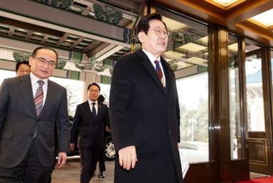 또 등장한 3색 '통합' 넥타이…李대통령 청와대 첫출근