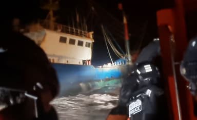 목포해경, 한밤중 불법 조업으로 싹쓸이 시도한 중국어선 2척 검거