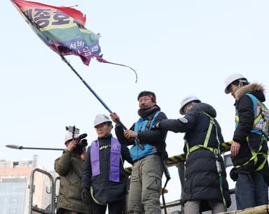 "투쟁은 멈추지 않는다" 세종호텔 해고노동자 고진수, 336일 만에 땅으로[영상]