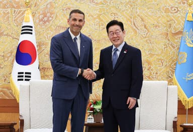 'UAE 실세' 만난 李대통령 "백년해로 관계…가시적 성과 만들자"