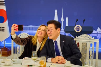'공급망·AI 협력' 뜻모은 韓伊정상…핑크색 Z플립7 셀카도