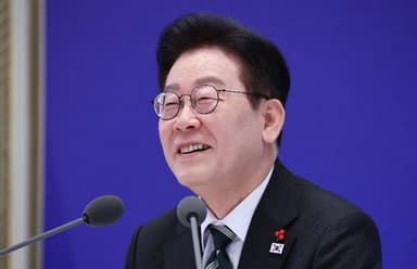 李, '사랑하는 강훈식' 질문에 "징그러워"…기자회견 말말말[영상]