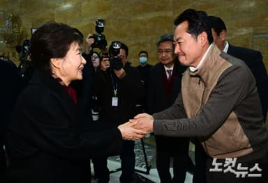 박근혜 방문→ 장동혁 단식 중단…"더 큰 싸움 위해 중단"[영상]