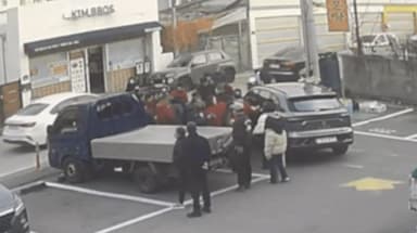 사람 깔린 차량을 '번쩍'…'시민 어벤져스'가 나타났다[영상]