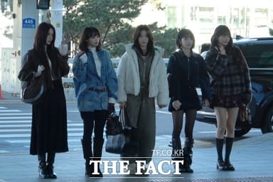 [현장FACT] '5인 5색 매력' 르세라핌, 개성 있는 패션 뽐내며 대만 출국 (영상)
