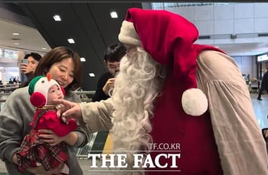 “비밀이에요! 산타할아버지한테만”...인천공항이 들썩인 ‘진짜 산타’ 등장 [오승혁의 '현장']