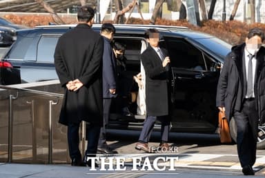 [현장FACT] '이것이 YG의 철통 보안?' 취재진 막는 양현석 사설 경호원 (영상)