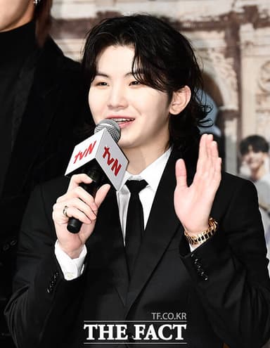 [이슈클립] "축가 가수 섭외 해줘" 훈련병 '우지'에게 부탁한 군 간부 '논란'