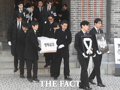 [현장FACT] '그동안 울고 웃고…감사했습니다' 故 안성기, '국민 배우'의 마지막 길 (영상)