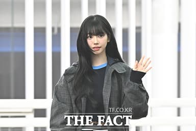 [현장FACT] 에스파 카리나, 그레이-네이비 조화로 봄낸 '패션 센스' (영상)