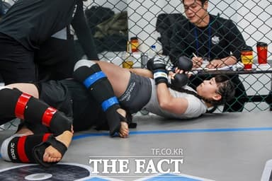 1분 59초, 판도가 바뀌었다… 고유나 KMMA 여성 플라이급 제패