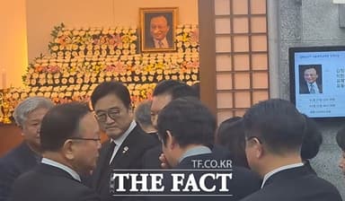 유시민의 손수건과 '오열'... '정치 거목' 이해찬, 눈물 속 마지막 '이별' [오승혁의 '현장']