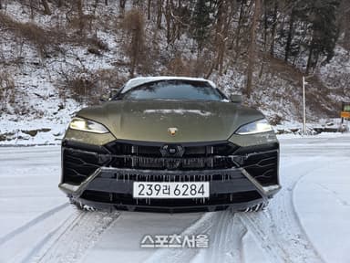 “난 앞만 보고 달려”…설원(雪原)을 찢는 두 개의 심장 ‘질주’, 람보르기니 우루스 SE [원성윤의 가요타요]