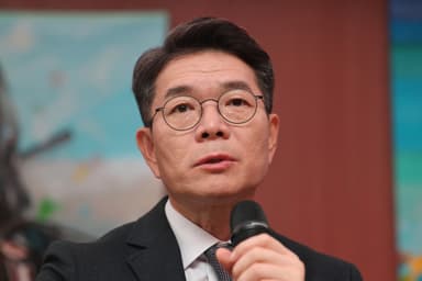 '李 칭찬' 정원오 "출마 시점 고민"···박주민, 광화문 광장서 출마식